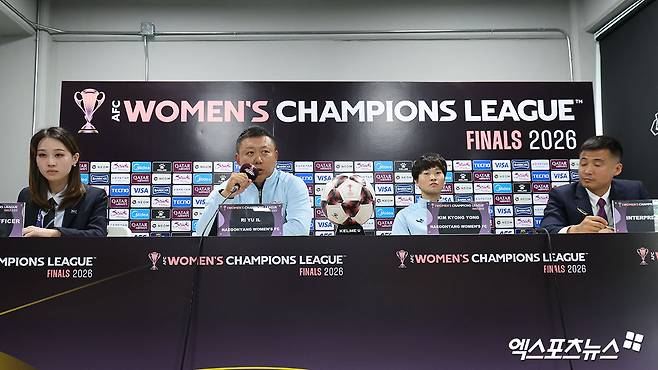 한국 GK 머리에 발길질→전반 초반부터 백태클…지소연이 고발한 北 깡패축구,