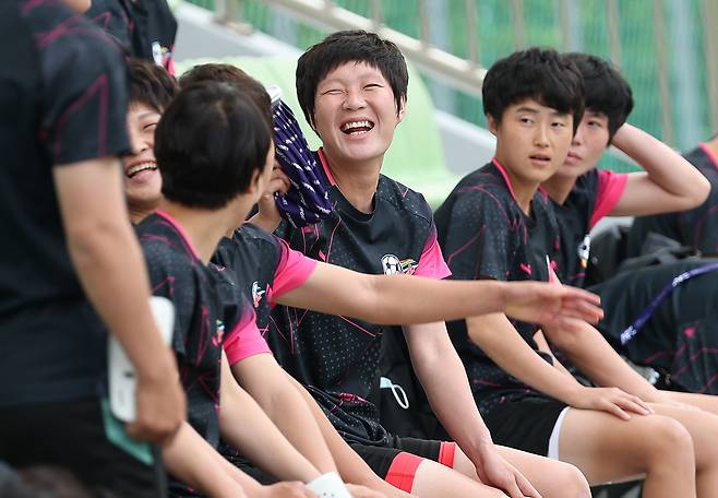 나이키·아디다스 축구화 신고 시종일관 ‘화기애애’…입국·기자회견과는 사뭇 달랐던 내고향축구단의 훈련 현장