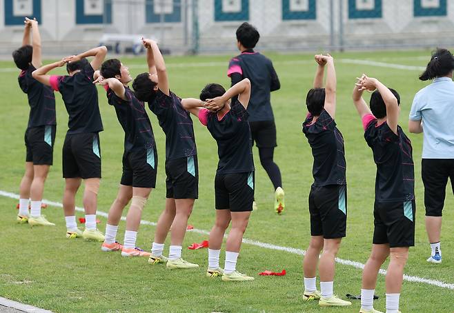 나이키·아디다스 축구화 신고 시종일관 ‘화기애애’…입국·기자회견과는 사뭇 달랐던 내고향축구단의 훈련 현장