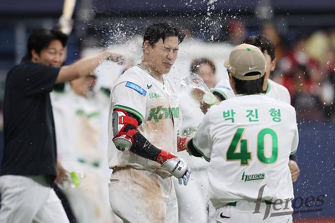 “내가 친게 맞나” 자신도 믿기지 않는 홈런…생애 첫 끝내기 홈런 친 키움 김웅빈의 잊지 못할 밤[스경X현장]
