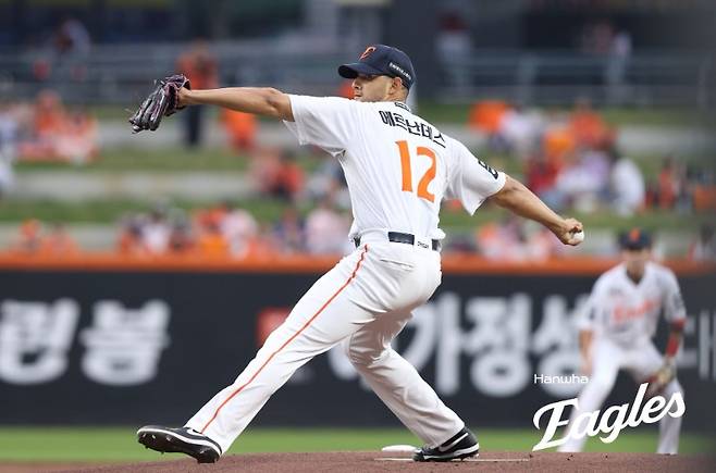8회 수비 흔들린 한화, 롯데에 역전패…힘겨운 5할 승률