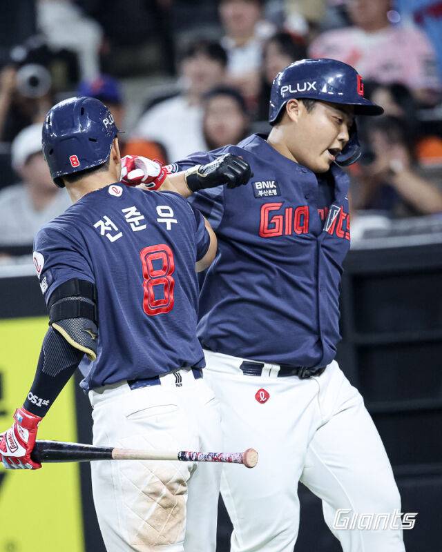 '홈런-홈런-홈런' 이대호 후계자, 두산서 온 트레이드 이적생 해냈다…롯데 팬들도 열광하다