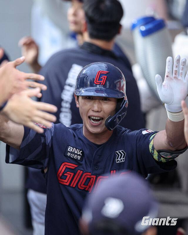 '홈런-홈런-홈런' 이대호 후계자, 두산서 온 트레이드 이적생 해냈다…롯데 팬들도 열광하다