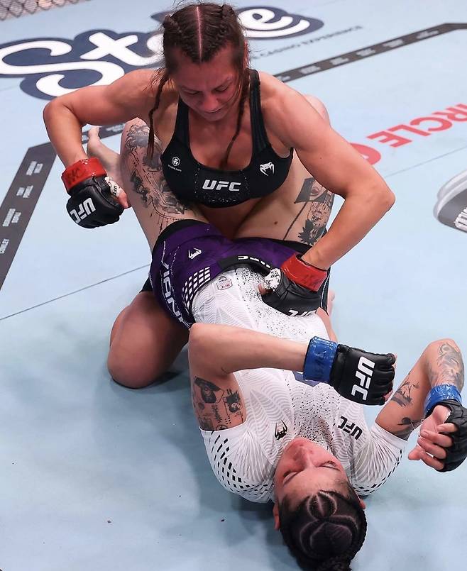 “때리던 선수가 항복했다” UFC서 나온 초희귀 기술…최초 역사 쓴 女 파이터 아델리안