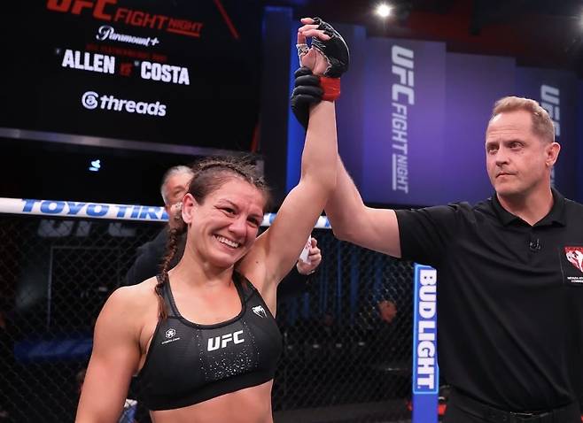 “때리던 선수가 항복했다” UFC서 나온 초희귀 기술…최초 역사 쓴 女 파이터 아델리안