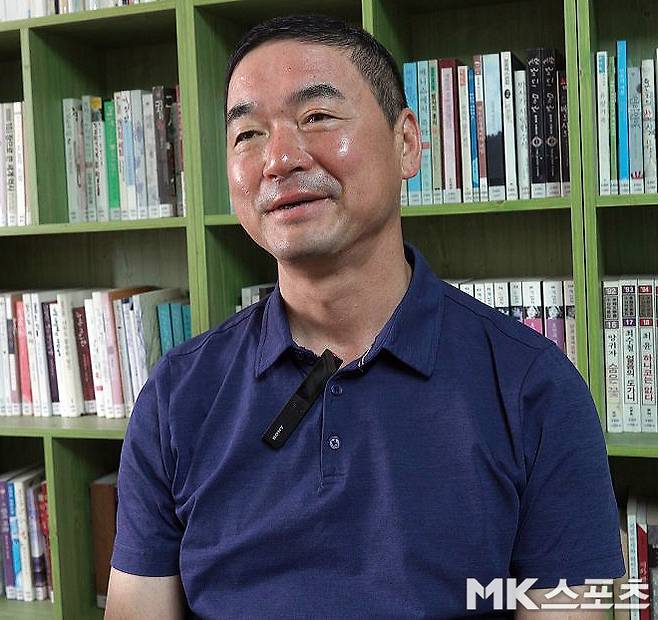 ‘3억 받고 한국에서 북한 응원?’ 응원단장이 밝힌 진실과 소신···“비판은 수용하나 불필요한 갈등 부추기는 건 아쉬워” [이근승의 믹스트존]