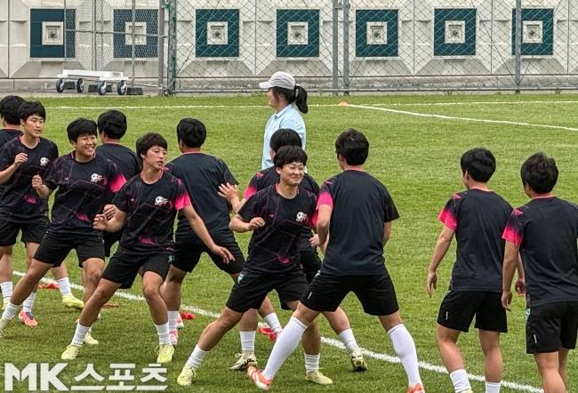 ‘3억 받고 한국에서 북한 응원?’ 응원단장이 밝힌 진실과 소신···“비판은 수용하나 불필요한 갈등 부추기는 건 아쉬워” [이근승의 믹스트존]