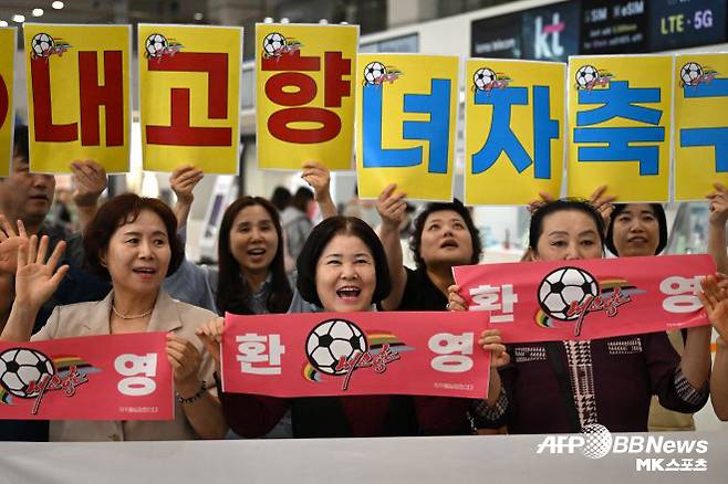 ‘3억 받고 한국에서 북한 응원?’ 응원단장이 밝힌 진실과 소신···“비판은 수용하나 불필요한 갈등 부추기는 건 아쉬워” [이근승의 믹스트존]