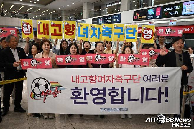 ‘3억 받고 한국에서 북한 응원?’ 응원단장이 밝힌 진실과 소신···“비판은 수용하나 불필요한 갈등 부추기는 건 아쉬워” [이근승의 믹스트존]