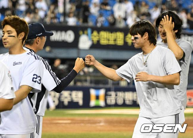 KIA 원클럽맨에 두산 유니폼 선물, ‘신의 한 수’였다…80억 대박 계약→내야 리더 우뚝 “허슬두, 점점 좋아지고 있다”