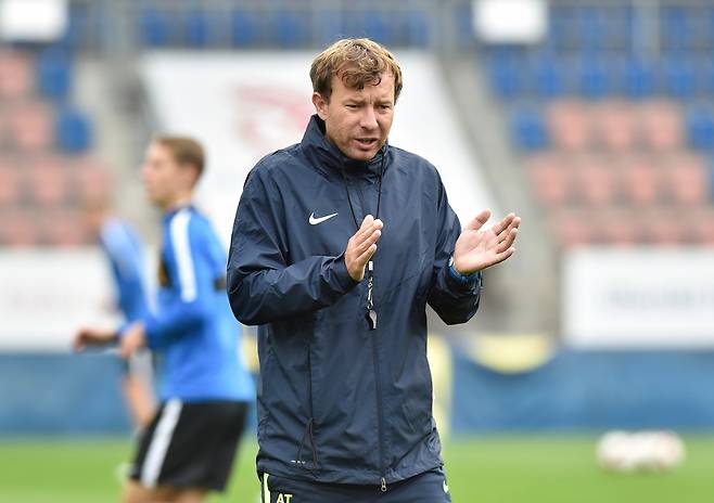 여자선수 탈의실·샤워실 몰래 촬영한 감독…UEFA, 평생 축구계 퇴출