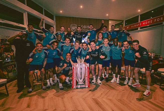 ‘4스널’ 조롱 받던 아스널, 무패 우승 후 22년 만에 EPL 왕좌 탈환