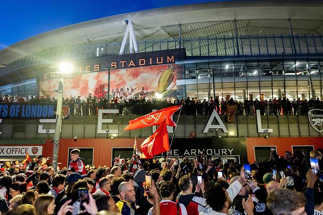 ‘4스널’ 조롱 받던 아스널, 무패 우승 후 22년 만에 EPL 왕좌 탈환
