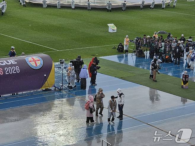 장대비 쏟아져 앞 안 보이는 수원…여자축구 클럽 '남북전 변수'