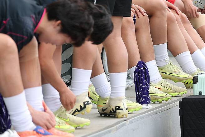 나이키 축구화, 웃음 넘치는 북한 선수들…내고향, 수원FC 누가 웃을까