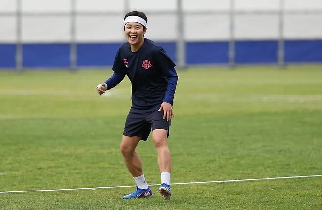 나이키 축구화, 웃음 넘치는 북한 선수들…내고향, 수원FC 누가 웃을까