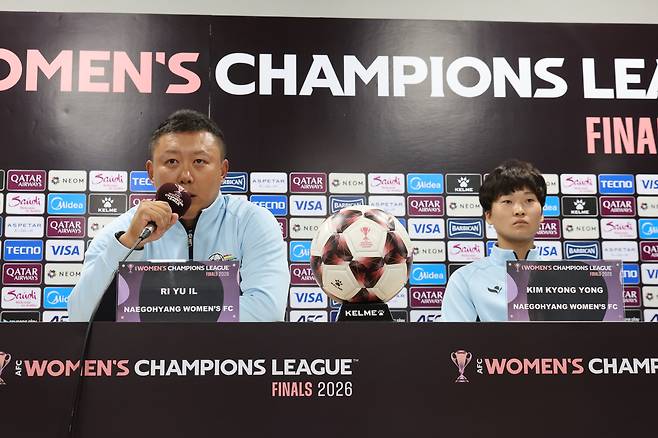 나이키 축구화, 웃음 넘치는 북한 선수들…내고향, 수원FC 누가 웃을까