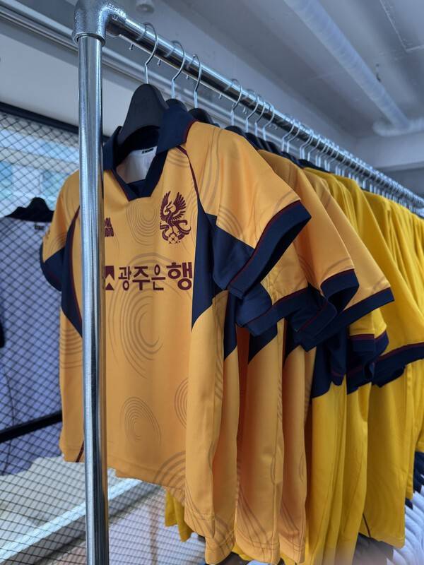 [K리그 포커스] 경기장 벗어난 광주의 파격적인 시도, 지역 핫플 꿈꾸는 광주FC 플래그십 스토어
