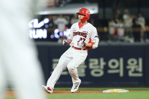 '타율·안타·홈런·OPS 1위' 누가 이 선수를 '수비형 중견수'라고 부를 수 있을까…'MVP 자축' 3홈런 폭발, FA때 얼마 줘야 할까