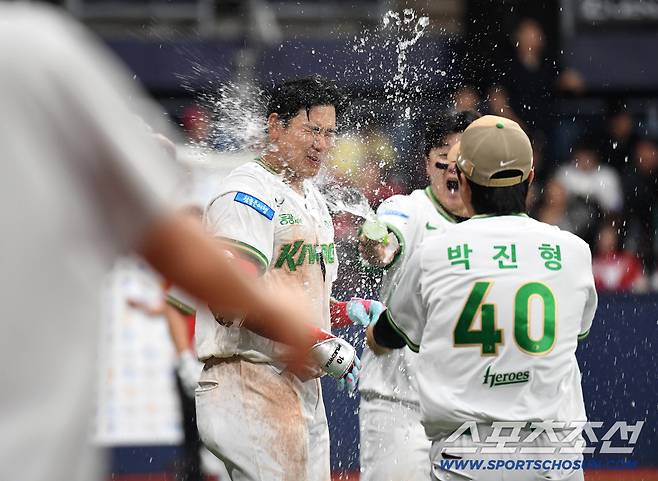 '와' 김웅빈이 또 끝냈다! 이틀 연속 극적인 끝내기! 국대 마무리 무너뜨렸다[고척 리뷰]