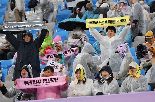지소연 PK 실축에 환호! 이건 아니잖아요? 인공기 펄럭~ 수원인가 평양인가…南 사령탑