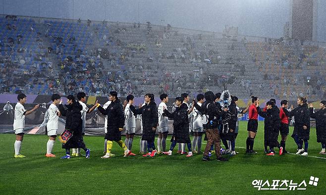 지소연 PK 실축에 환호! 이건 아니잖아요? 인공기 펄럭~ 수원인가 평양인가…南 사령탑