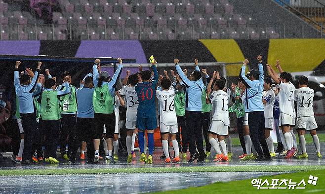 지소연 PK 실축에 환호! 이건 아니잖아요? 인공기 펄럭~ 수원인가 평양인가…南 사령탑