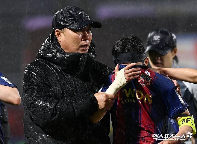지소연 PK 실축에 환호! 이건 아니잖아요? 인공기 펄럭~ 수원인가 평양인가…南 사령탑