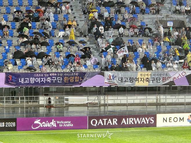 '우려했던 그대로' 3억 지원받고 韓 한복판서 北 환호세례... 약속한 '공동응원' 전혀 없었다 [수원 현장]