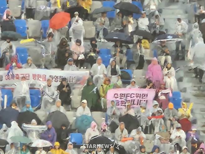 '우려했던 그대로' 3억 지원받고 韓 한복판서 北 환호세례... 약속한 '공동응원' 전혀 없었다 [수원 현장]