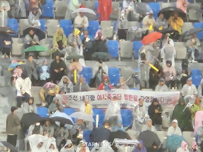 '우려했던 그대로' 3억 지원받고 韓 한복판서 北 환호세례... 약속한 '공동응원' 전혀 없었다 [수원 현장]