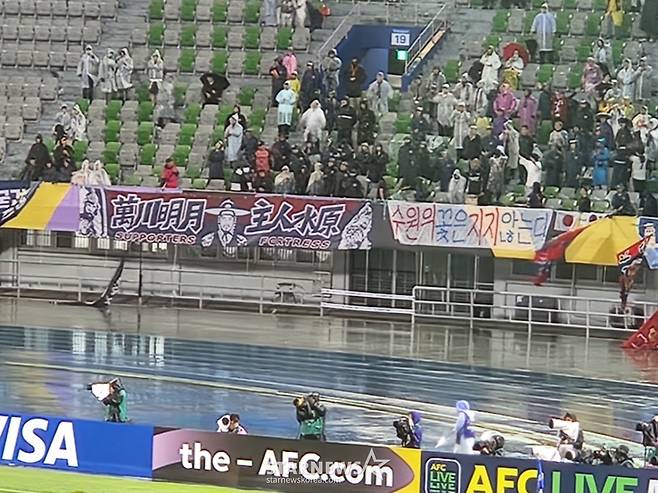 '우려했던 그대로' 3억 지원받고 韓 한복판서 北 환호세례... 약속한 '공동응원' 전혀 없었다 [수원 현장]