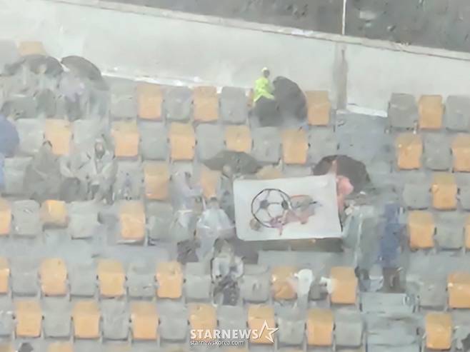 '우려했던 그대로' 3억 지원받고 韓 한복판서 北 환호세례... 약속한 '공동응원' 전혀 없었다 [수원 현장]