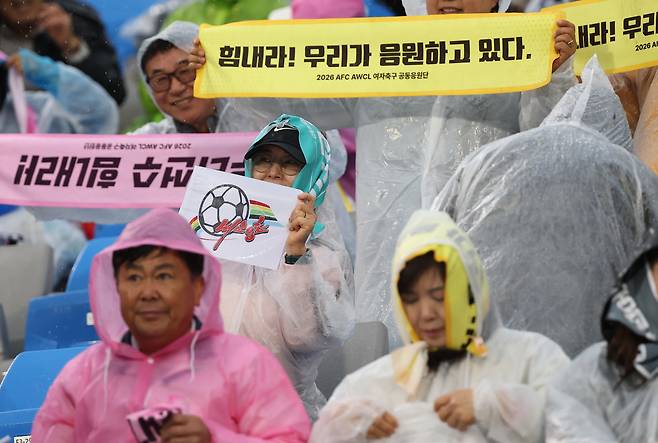'수원FC 위민은 울고 있는데' 정동영 통일부 장관