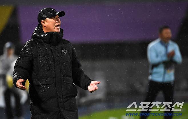 '수원FC 위민은 울고 있는데' 정동영 통일부 장관
