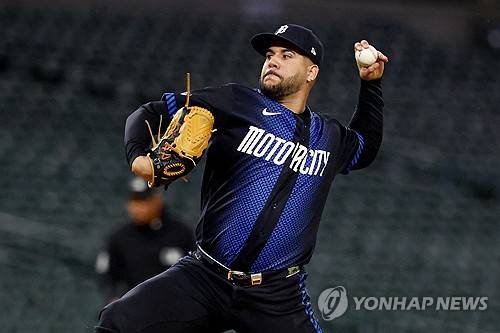 이러다 한국 오나?…'KBO 22승+WBC 우승' 그 투수, MLB 로스터 정리 대상 위기→