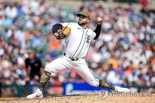 이러다 한국 오나?…'KBO 22승+WBC 우승' 그 투수, MLB 로스터 정리 대상 위기→