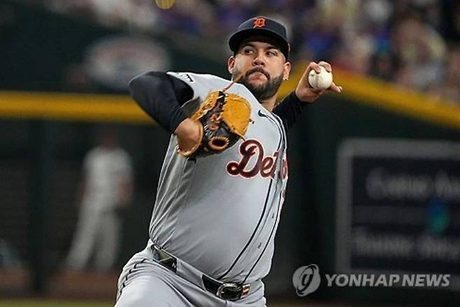 이러다 한국 오나?…'KBO 22승+WBC 우승' 그 투수, MLB 로스터 정리 대상 위기→