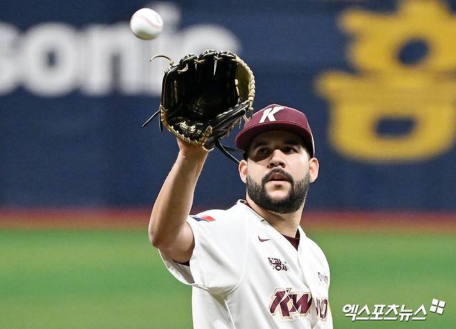 이러다 한국 오나?…'KBO 22승+WBC 우승' 그 투수, MLB 로스터 정리 대상 위기→