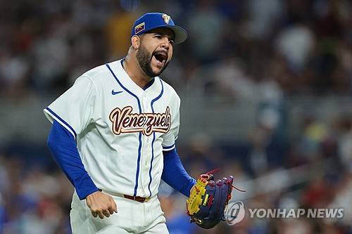 이러다 한국 오나?…'KBO 22승+WBC 우승' 그 투수, MLB 로스터 정리 대상 위기→