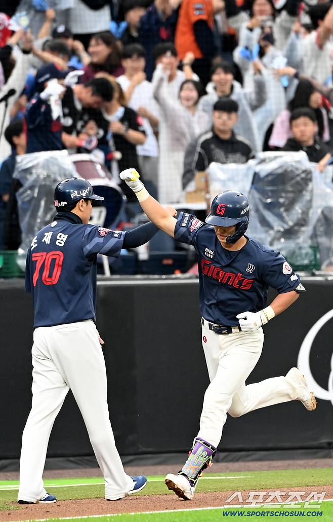 롯데, 한화전 두 판 다 이겼다! 8-2 완승 → 이제 빠따도 무섭다. 현도훈은 감격의 첫 홀드! [대전 현장]