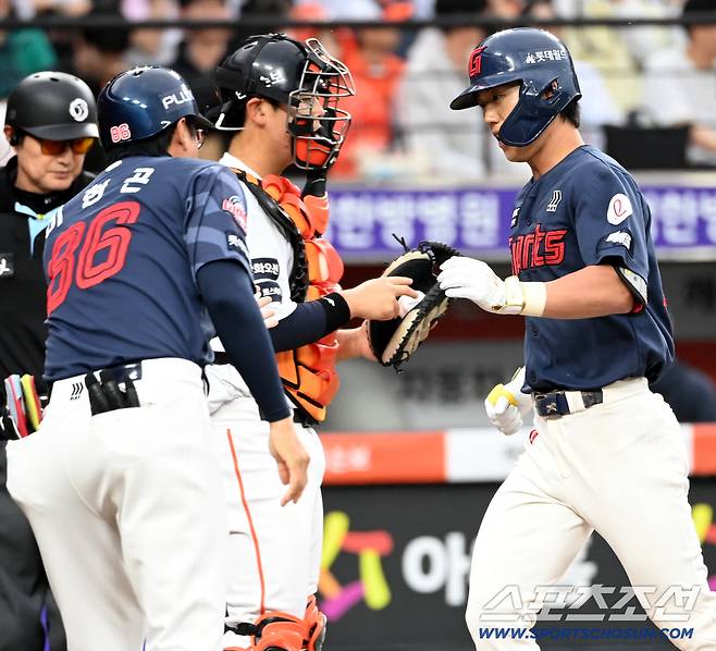 롯데, 한화전 두 판 다 이겼다! 8-2 완승 → 이제 빠따도 무섭다. 현도훈은 감격의 첫 홀드! [대전 현장]