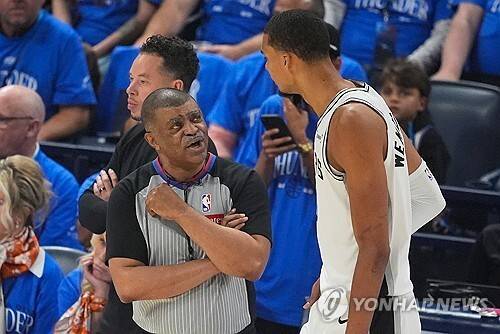 '머리채 잡고, 때리고' 이를 방관하는 심판까지... 논란으로 얼룩진 명승부
