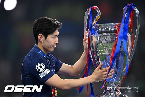 ‘출전시간 0분’ 이강인, 또 어색하게 우승 트로피 드나…챔스 결승전 출전기회 얻을까