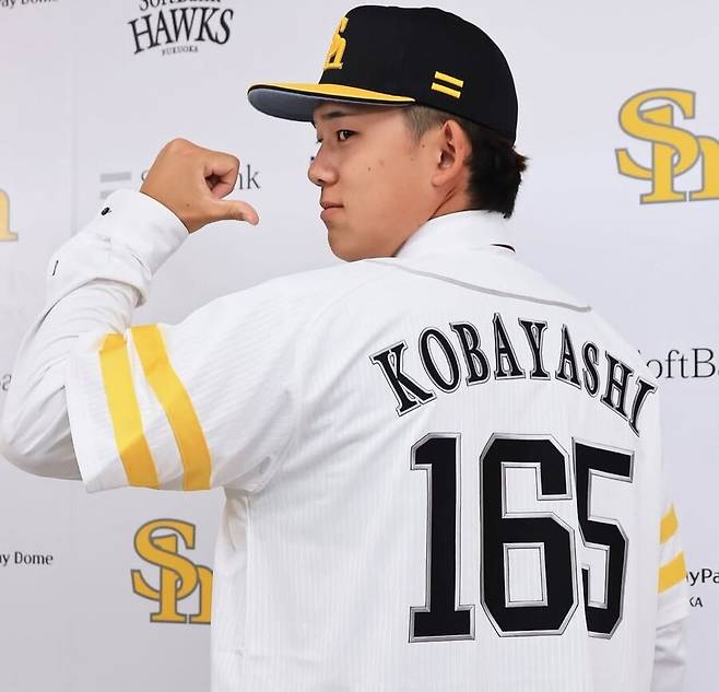 '日 최초' 韓 태극마크 달았던 154km 파이어볼러, 감격의 NPB 복귀→소프트뱅크 입단