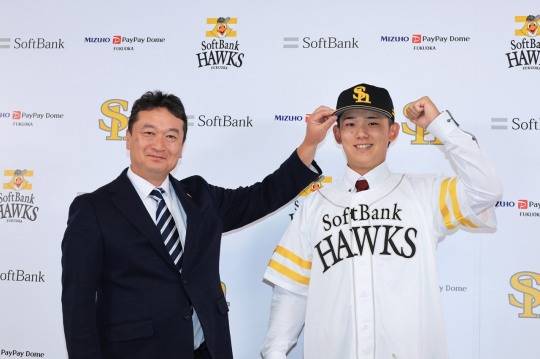 '등번호 없는 한국 유니폼 입었던 투수' 고바야시, WBC 평가전 호투 발판으로 소프트뱅크 입단