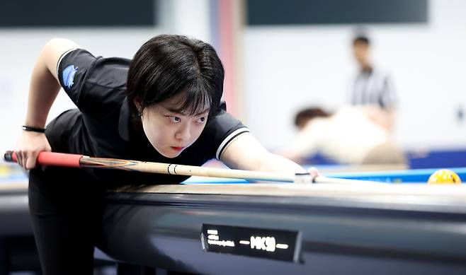‘당구 여제’ 김가영 프로당구 개막전서 이유주 꺾고 준결승행 [PBA]