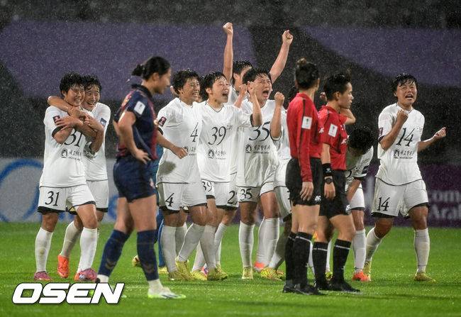 '승리→인공기 꺼내 든' 北 감독,