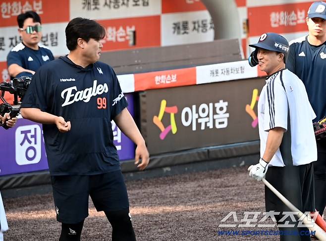 '친구야 내 왔데이~' 손아섭, 양의지와 함께 이적 후 첫 대전行…류현진 홈구장서 절친 셋 '폭풍 재회'