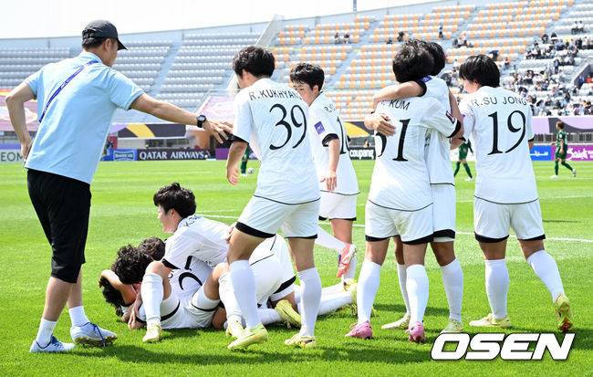 '태극기는 안 된다더니...' 수원 한복판에 일장기·인공기 펄럭, 북한 내고향은 1-0 승리→15억 챙기고 우승